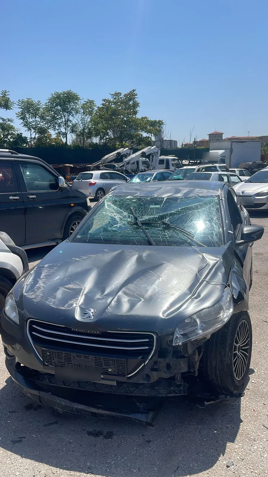 Ön kaputu ezilmiş ve ön camı paramparça olmuş antrasit Peugeot 508.